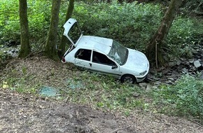 Polizei Hagen: POL-HA: Auto landet nach &Uuml;berschlag im Bachlauf - vier verletzte junge M&auml;nner