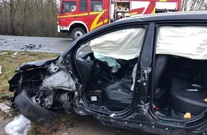 Freiwillige Feuerwehr Lügde: FW Lügde: Verkehrsunfall mit eingeklemmten Personen