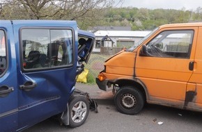 Kreispolizeibehörde Höxter: POL-HX: Auf geparkten Wagen aufgefahren - Zwei Personen verletzt