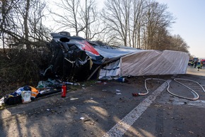 FW Porta Westfalica: 22.01.2026 - A2: Schwerer LKW-Unfall / 1 Verletzter