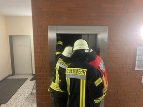 FFW Bergen: Ortsfeuerwehr Bergen übt den Ernstfall: Kellerbrand mit mehreren vermissten Personen