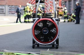 Feuerwehr Essen: FW-E: Brand in einem Batterieraum der Karstadt Hauptverwaltung, automatische Brandmeldeanlage verhindert Schlimmeres - keine Verletzten