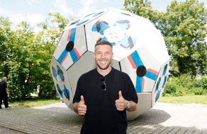 Buntes Fußball-Fest mit erfolgreichem RID-Weltrekord –
München präsentiert größten LEGO® Fußball der Welt