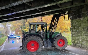 Polizei Münster: POL-MS: Traktor mit Frontlader verkeilt sich unter Brücke - Fahrer schwer verletzt