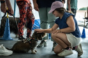 FW-AR: Vierbeiniger Besuch begeistert die Kinderfeuerwehr Bruchhausen-Niedereimer
