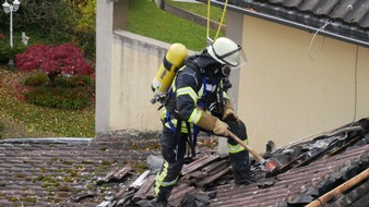 Freiwillige Feuerwehr Celle: FW Celle: Wohnungsbrand mit Durchbrand in den Dachstuhl