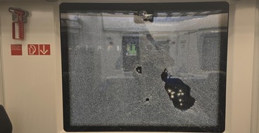 Bundespolizeidirektion Sankt Augustin: BPOL NRW: Scheibe von S-Bahn eingeschlagen - Bundespolizei nimmt 26-Jährigen in Gewahrsam