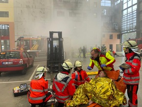 FW-EN: Wetter - Feuerwehr Wetter (Ruhr) führt realistische Übungen am Institut der Feuerwehr durch