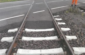 Polizeiinspektion Celle: POL-CE: Scheuen - Unbekannte legen Schottersteine auf Schienen +++ Polizei ermittelt wegen gefährlichem Eingriff in den Bahnverkehr