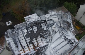 Feuerwehr Attendorn: FW-OE: Dachstuhlbrand zerstört Wohnhaus in Attendorn