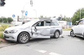 Kreispolizeibehörde Herford: POL-HF: Zusammenstoß im Kreuzungsbereich- Gegenverkehr übersehen