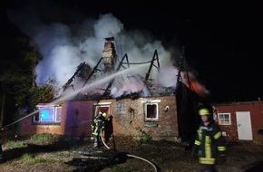 Polizeiinspektion Stade: POL-STD: Serie von acht Autoaufbrüchen in Stade - ein Täter auf frischer Tat  festgenommen, Osterfeuer im Landkreis überwiegend friedlich verlaufen, Reetdachhaus in Dornbuschermoor von Feuer zerstört