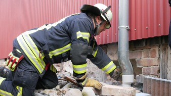 Freiwillige Feuerwehr Celle: FW Celle: Feuer an einer Fachwerkwand