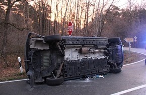 Polizei Minden-Lübbecke: POL-MI: Unfall im Kreuzungsbereich - Bulli landet auf der Seite
