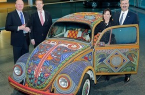 Autostadt GmbH: Mexikanische Volkskunst auf Rädern: Der "Vochol" in der Autostadt in Wolfsburg (BILD)