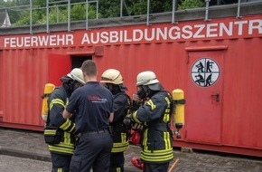 Feuerwehr Lennestadt: FW-OE: Männer die durchs Feuer gehen - 13 neue Atemschutzgeräteträger bei den Feuerwehren im Kreis Olpe