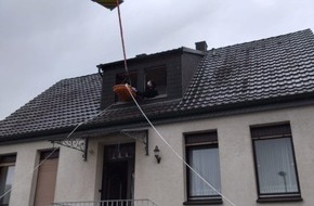 Feuerwehr Wetter (Ruhr): FW-EN: Wetter - Feuerwehr unterstützt dreimal den Rettungsdienst und wird zu zwei Brandmeldeanlagen alarmiert