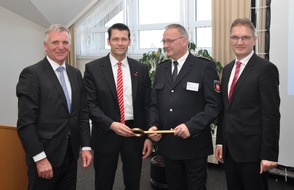 POL-ROW: ++ Staatssekretär Stephan Manke weiht neues Polizeikommissariat Bremervörde feierlich ein - Großer Andrang beim Tag der offenen Tür ++