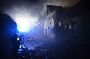 POL-STD: Reetdachgebäude in Buxtehude-Daensen ausgebrannt - Polizei sucht Zeugen