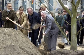 Fielmann AG: 50 Jahre Tag des Baumes: Fielmann stiftet 100.000 Bäume / Bundestagspräsident Thierse, Ministerin Künast und Fielmann pflanzen vor dem Reichstag
