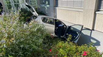 Feuerwehr Dortmund: FW-DO: Auto stürzt Böschung herab und prallt vor Hauswand