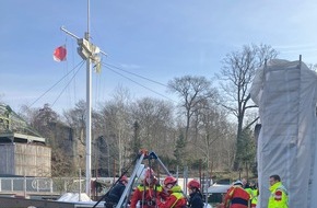 Feuerwehr Hannover: FW Hannover: Arbeiter bei Arbeitsunfall im Zoo verletzt