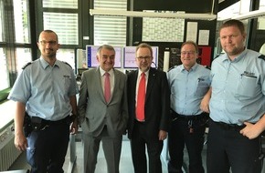 Kreispolizeibehörde Wesel: POL-WES: Wesel - Landrat Dr. Ansgar Müller begrüßt NRW-Innenminister bei der Kreispolizeibehörde