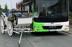 Polizei Lippe: POL-LIP: Bad Salzuflen. Hochzeitskutsche kollidiert mit Bus.