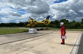 ADAC SE: Deutschlands dienstältester Rettungsassistent auf einem Rettungshubschrauber fliegt letzten Einsatz / Ende einer Ära: Ernst Freier von der ADAC Luftrettungsstation in Ochsenfurt verabschiedet