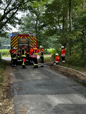 FW-ROW: Großbrand im Beverner Wald: Einsatzkräfte im Kampf gegen die Flammen