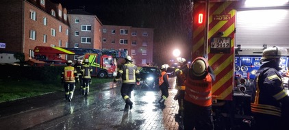 Freiwillige Feuerwehr Werne: FW-WRN: TH_1 - LZ1 - Katze hängt nach Sturz vom Balkon in einer Regenrinne fest, droht zu fallen