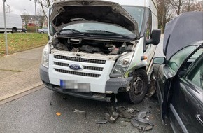 Polizei Mettmann: POL-ME: Hoher Sachschaden und drei Verletzte bei Verkehrsunfall - Heiligenhaus - 2111155