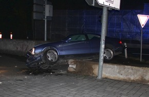 Polizei Minden-Lübbecke: POL-MI: Nach Unfall geflüchtet: Polizisten finden abgerissene Kennzeichen