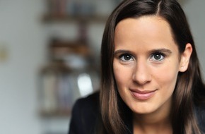 Sky Deutschland: Rann bei Sky: Christina Rann wird Field-Reporterin beim Montagabendspiel der 2. Bundesliga / Erster Einsatz am Montag ab 19.45 Uhr bei Düsseldorf gegen Cottbus (BILD)