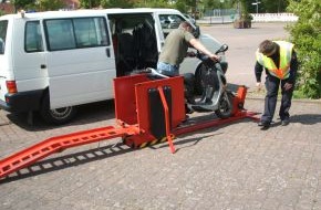 Polizeiinspektion Cuxhaven: POL-CUX: Mofa- und Rollerkontrollen im Landkreis Cuxhaven - jeder 5. kontrollierte Roller bzw. Mofa war manipuliert