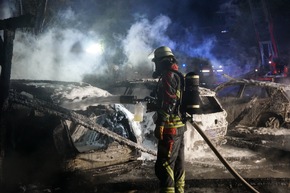 FW Norderstedt: Frieda-Nadig-Stieg - Carportbrand greift auf Endreihenhaus über