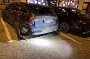 Polizeipräsidium Nordhessen - Kassel: POL-KS: Geparkten Mercedes am Bebelplatz beschädigt: Polizei bittet um Hinweise nach Unfallflucht
