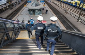 Bundespolizeiinspektion Hamburg: BPOL-HH: 3,8 Promille: Betrunkener verhindert Abfahrt einer S-Bahn im Hauptbahnhof-