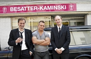 ZDFinfo: "Diese Kaminskis - Wir legen Sie tiefer!" / ZDFneo zeigt Doku-Sitcom mit tiefschwarzem Humor (FOTO)