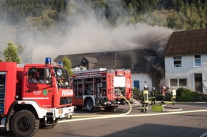 FW-OE: Feuer in einem Industriebetrieb: massiver Rauch und Hitze erschweren die Löscharbeiten, keine Personen verletzt