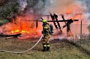 Feuerwehr Neuss: FW-NE: Holzunterstand im leer stehenden Damwildgehege in Selikum niedergebrannt | Knapp 16.000 Liter L&ouml;schwasser eingesetzt