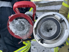 FW Mettmann: Vollbrand einer Scheune in Mettmann-Metzkausen führt zu Großeinsatz der Feuerwehr. Eisige Temperaturen sorgen für erschwerte Einsatzbedingungen.