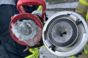 Feuerwehr Mettmann: FW Mettmann: Vollbrand einer Scheune in Mettmann-Metzkausen führt zu Großeinsatz der Feuerwehr. Eisige Temperaturen sorgen für erschwerte Einsatzbedingungen.