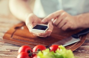 Verbraucherzentrale Nordrhein-Westfalen e.V.: Wussten Sie schon, dass das Smartphone in der Küche zur indirekten Keimschleuder werden kann?