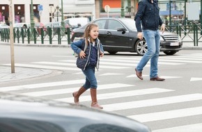 DVAG Deutsche Vermögensberatung AG: Schulanfänger: Sicher zur Schule und zurück / Die DVAG rät Eltern zu ausreichendem Unfallschutz und gibt Tipps zum sicheren Verhalten im Straßenverkehr (FOTO)