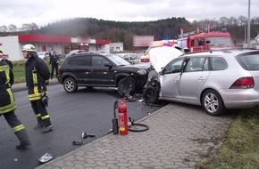 Feuerwehr der Stadt Arnsberg: FW-AR: Drei leicht Verletzte nach Verkehrsunfall bei Arnsberg-Bruchhausen