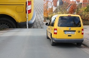 Polizeiinspektion Hameln-Pyrmont/Holzminden: POL-HM: Verkehrsunfallflucht auf der Angerstraße - Postfahrzeug angefahren - silberner Kombi gesucht (Zeugenaufruf)