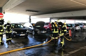 Feuerwehr Detmold: FW-DT: Brennende Fahrzeuge in Parkhaus
