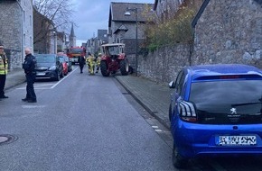 Polizei Aachen: POL-AC: Traktor-Unfall in Breinig - mehrere Fahrzeuge beschädigt