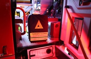 Freiwillige Feuerwehr Gemeinde Schiffdorf: FFW Schiffdorf: Feuerwehr verschafft Zugang zu versperrten Haus